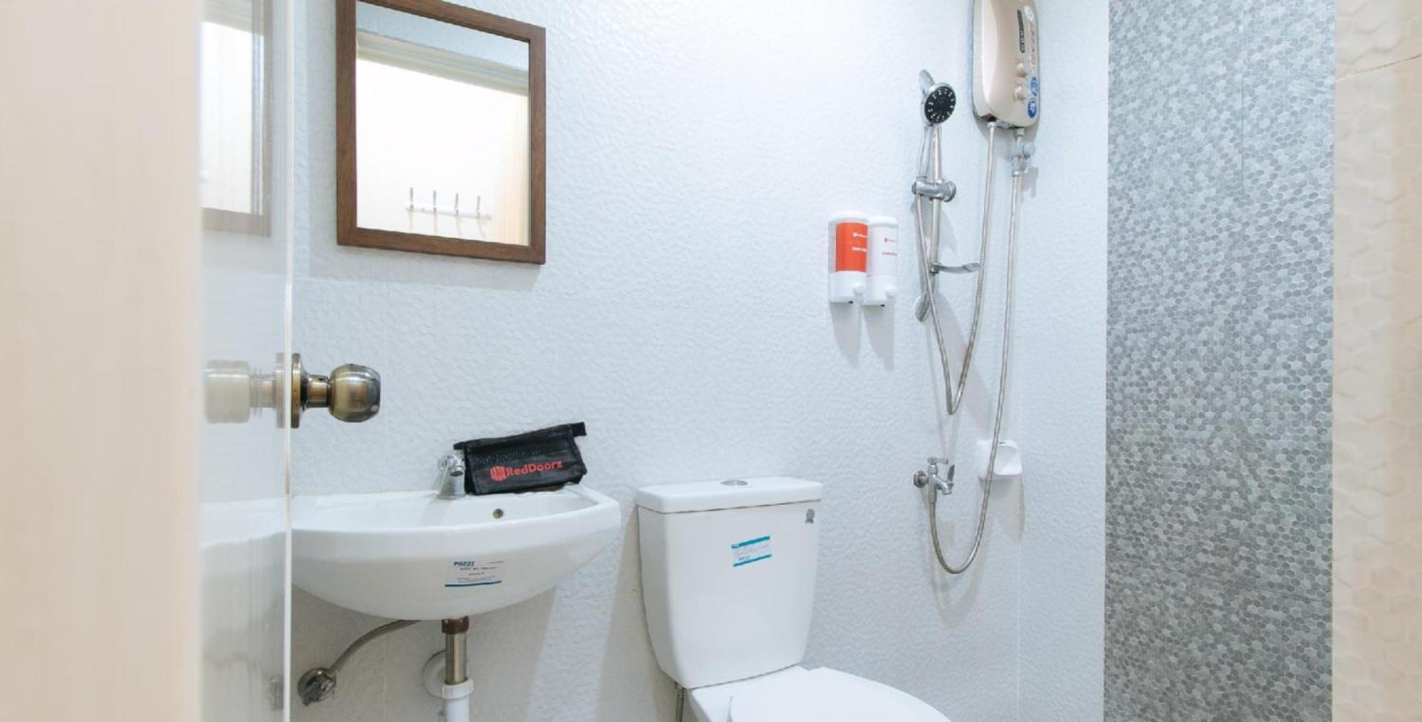 Reddoorz Plus Near Lapasan Plaza Cagayan De Oro Esterno foto